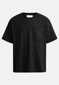 Sort kortærmet t-shirt med rund halsudskæring, brystlomme med knapdetalje og en afslappet pasform. Fremstillet af blødt bomuldsmateriale.