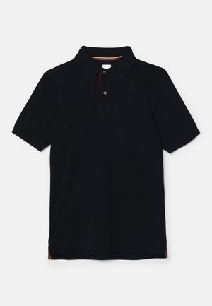 Polo de color marino hecho de algodón, con un collar clásico, dos botones y sutiles rayas rojas y amarillas en el interior del cuello.