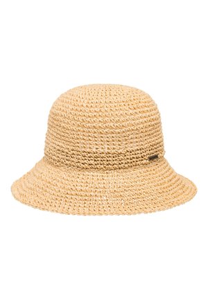 Lekki beżowy kapelusz typu bucket z szerokim, lekko rozkloszowanym rondem oraz małą prostokątną metką marki po boku.