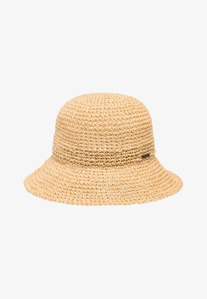 Sombrero tipo bucket de paja tejida color beige claro, con ala ancha y ligeramente acampanada, y una pequeña etiqueta rectangular de la marca en el costado.