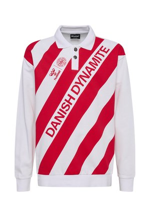 Langärmeliges weißes Poloshirt mit roten diagonalen Streifen, „DANISH DYNAMITE“-Schriftzug, Hummel-Logo und Emblem des dänischen Fußballverbands auf der Brust.
