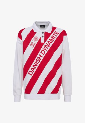 Biała koszulka polo z długim rękawem, z czerwonymi ukośnymi paskami, napisem "DANISH DYNAMITE", logo Hummel oraz emblemą duńskiego związku piłkarskiego na piersi.