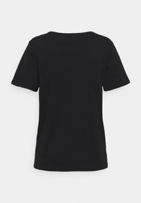 Camiseta negra de manga corta hecha de tela suave, con cuello redondo y ajuste relajado. Sin patrones ni adornos visibles.