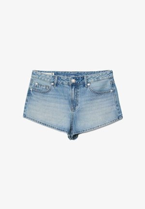 Hellblaue Jeansshorts mit vorderer Knopfleiste, Reißverschluss und Fünf-Taschen-Design, Größenetikett 36 innen am Bund sichtbar.