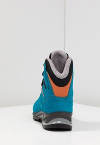 Türkise Wanderschuhe mit grauem Innenfutter und schwarzen Akzenten. Mit einem orangen Fersenlasche, strukturiertem Wildleder-Obermaterial und einer strapazierfähigen Gummisohle.