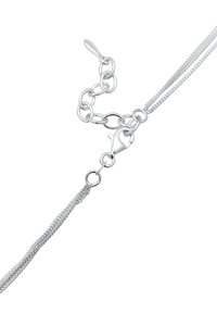 Sølvarmbånd med flere kædelinker, teksturerede strenge og en klipslås. Glat, reflekterende overflade med fine detaljer.