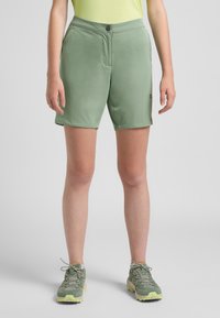 Pantaloni corti verdi realizzati in materiale leggero e elasticizzato, con tasche laterali, chiusura a bottone e un orlo che arriva appena sopra il ginocchio.