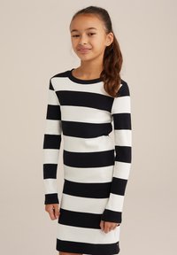 Schwarz-weißer gestreifter Longsleeve-Kleid mit gerippter Textur und Rundhalsausschnitt, der eng am Körper anliegt und bis zur Mitte des Oberschenkels reicht.