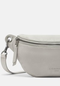 Marsupio in pelle grigia con forma arrotondata, zip argentata, tracolla removibile e logo "LIEBESKIND BERLIN" impresso sul davanti.