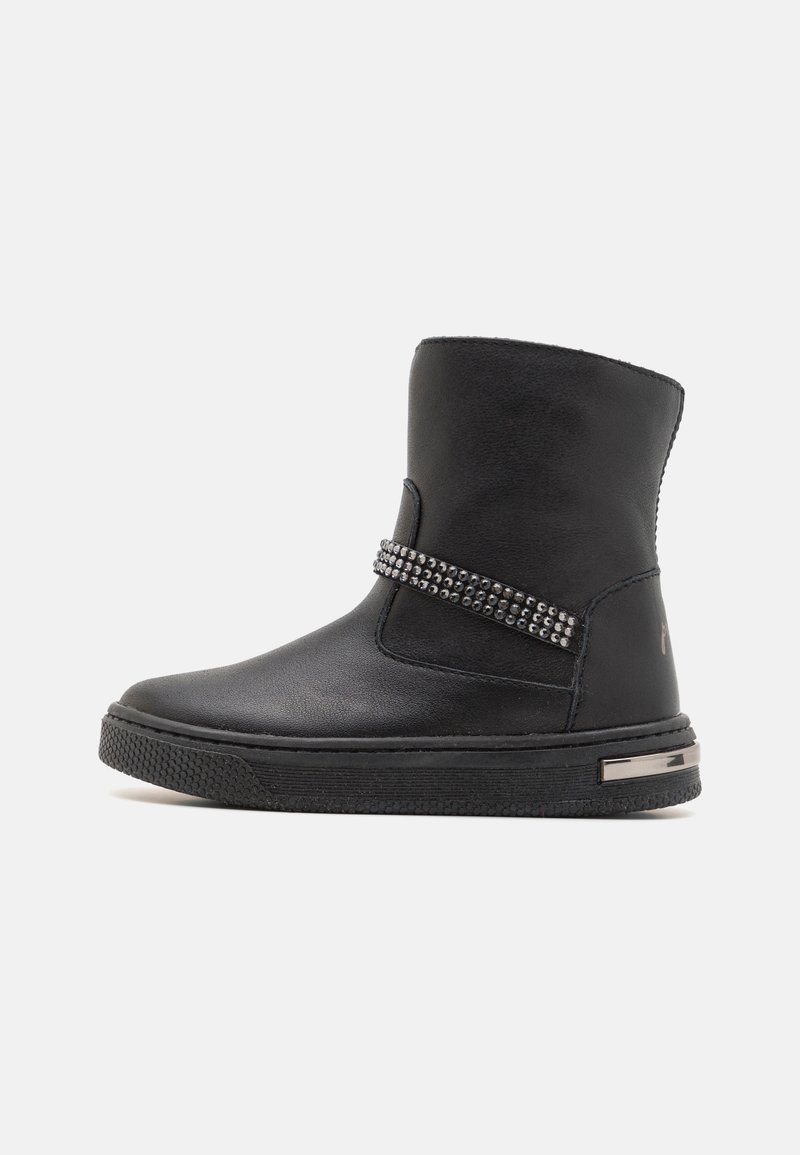 Botte noire mi-mollet avec une semelle en caoutchouc plate, une bride décorative cloutée de métal et un accent métallique sur le talon.