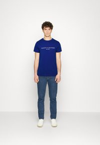 Tommy Hilfiger TOMMY LOGO TEE - T-shirt estampada - bold blue