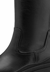 Tamaris Kozačky na platformě - black