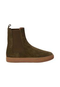 Bottes Chelsea en daim vert avec des panneaux latéraux en élastique et une semelle en caoutchouc beige. Texture lisse et design à bout rond, avec une languette de tirage.