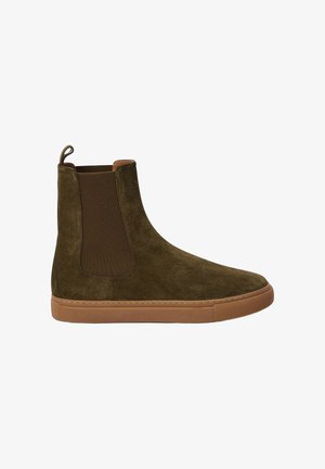Bottes Chelsea en daim vert avec des panneaux latéraux en élastique et une semelle en caoutchouc beige. Texture lisse et design à bout rond, avec une languette de tirage.