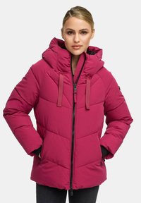 Fuchsia gewatteerde jas met een capuchon, voorzien van een ritsluiting, diagonale quiltpatroon en zwarte accenten op de mouwen en zakken.