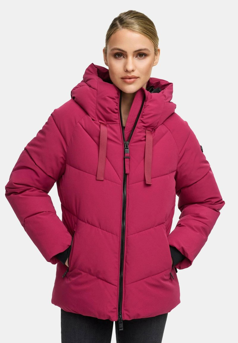 Fuchsia gewatteerde jas met een capuchon, voorzien van een ritsluiting, diagonale quiltpatroon en zwarte accenten op de mouwen en zakken.