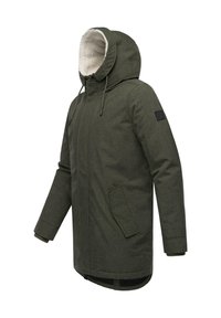 Olivovo zelená parka s textúrovaným povrchom, so zateplenou kapucňou, prednými vreckami a čiernym logom na rukáve.