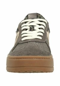 Baskets en daim gris avec des accents texturés, lacets crème et semelle en caoutchouc brun. Présente une doublure à imprimé léopard et un marquage sur les côtés.