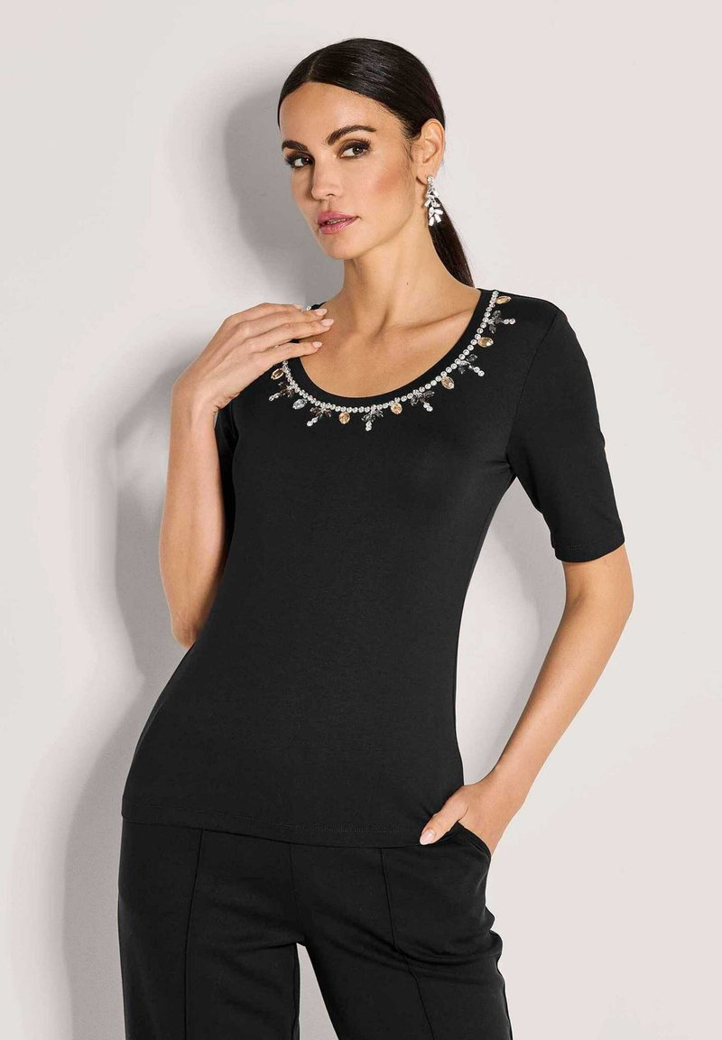 Zwart shirt met korte mouwen en een ronde hals, met een decoratieve halslijn van heldere en metalen versieringen. Soepele stof.