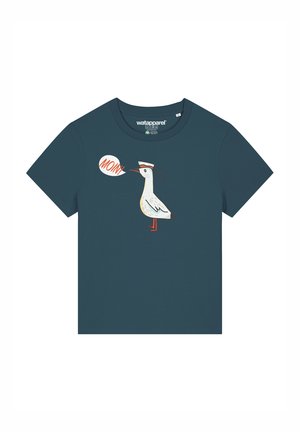 Blaues Baumwoll-T-Shirt mit einem Grafikmotiv eines Möwen mit einem weißen Hut und "MOIN!" in einer Sprechblase, kurze Ärmel, runder Halsausschnitt.