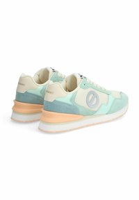 Sneakers in rete verde menta e crema con dettagli in suede, dotati di un logo argento prominente, suola intermedia nei toni dell'arancione pastello e suola esterna bianca.