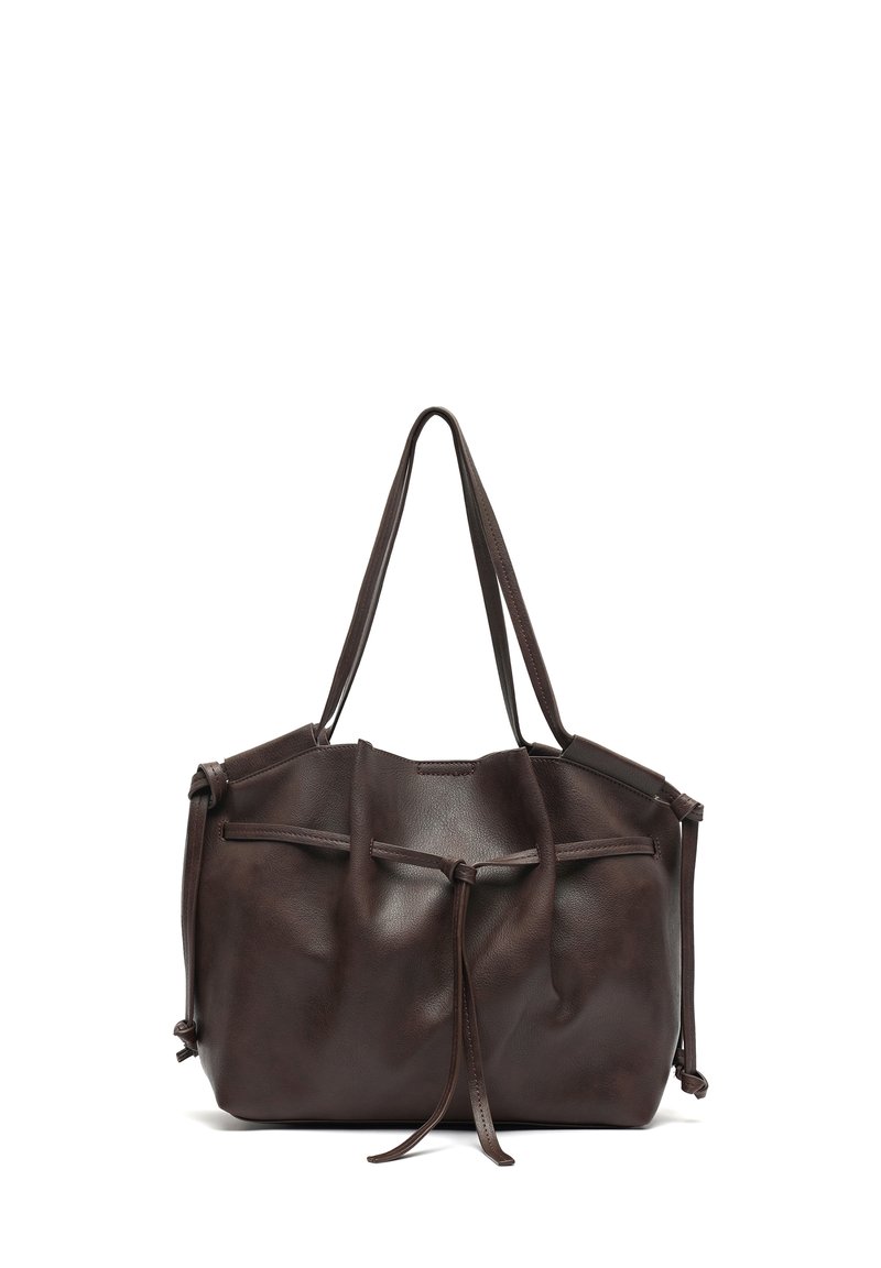 Tamsiai ruda odinė rankinė su minkšta tekstūra, sutraukta viršutinė dalis ir dvi ilgos rankenos. Šonuose yra surišti akcentai.