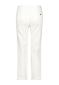 Jeans en denim blanc avec un subtil motif zèbre, coupe droite, cinq poches et détails effilochés au niveau des chevilles.