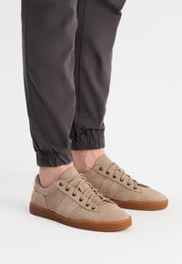 RYŁKO - Sneakersy niskie