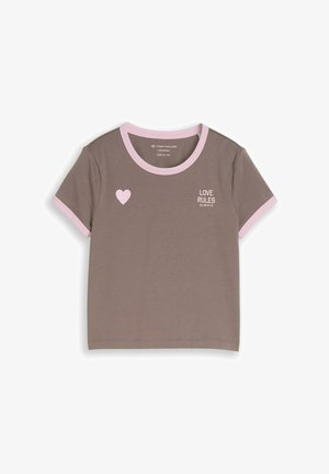 Krátky top s krátkym rukávom v tlmenej hnedej farbe s ružovým lemovaním, ružovým srdcovým motívom na ľavej strane hrudníka a nápisom "LOVE RULES ALWAYS" na pravej strane hrudníka.