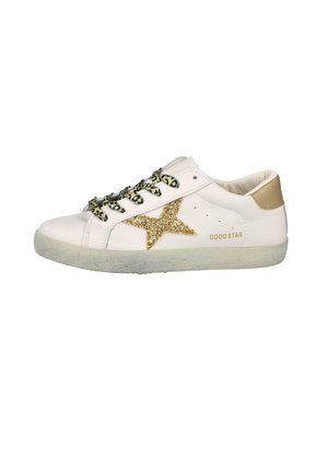Zapatilla blanca con estrella dorada de purpurina, cordones con estampado de leopardo, lengüeta trasera beige y texto "GOOD STAR" en el lateral.