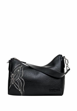 Zwarte schoudertas met textuur, witte gestikte vlinderdesign, zilveren studs, ritssluiting en afneembare band met metalen gesp.