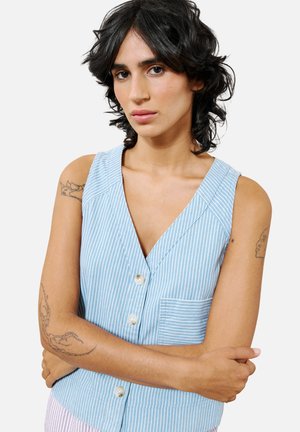 Blau-weiß gestreifes ärmelloses Oberteil mit V-Ausschnitt, Fronttasche und Knopfverschluss, aus leichtem Stoff. Glatte Textur.
