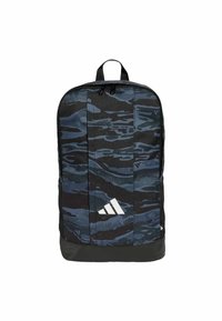 Mochila con un patrón de camuflaje negro y azul oscuro, fabricada con tela durable, con un logo blanco, dos cremalleras y un mango superior.