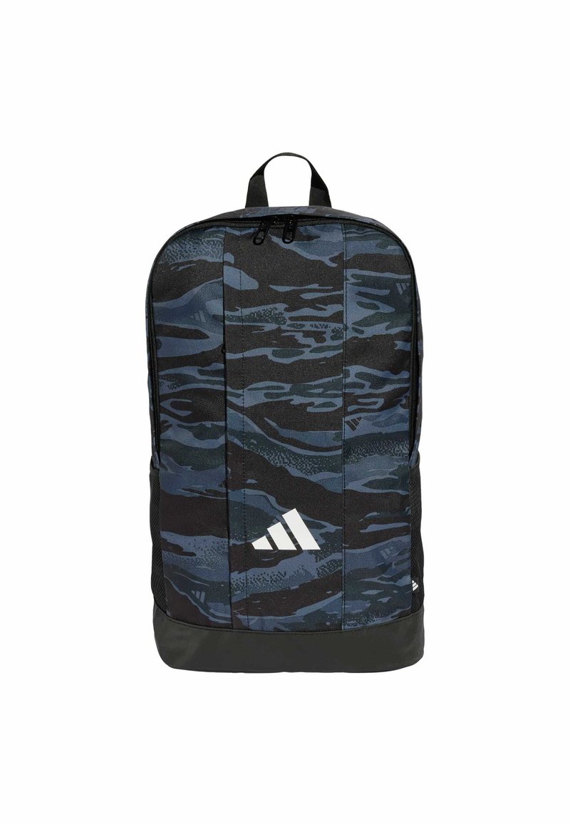 Mochila con un patrón de camuflaje negro y azul oscuro, fabricada con tela durable, con un logo blanco, dos cremalleras y un mango superior.
