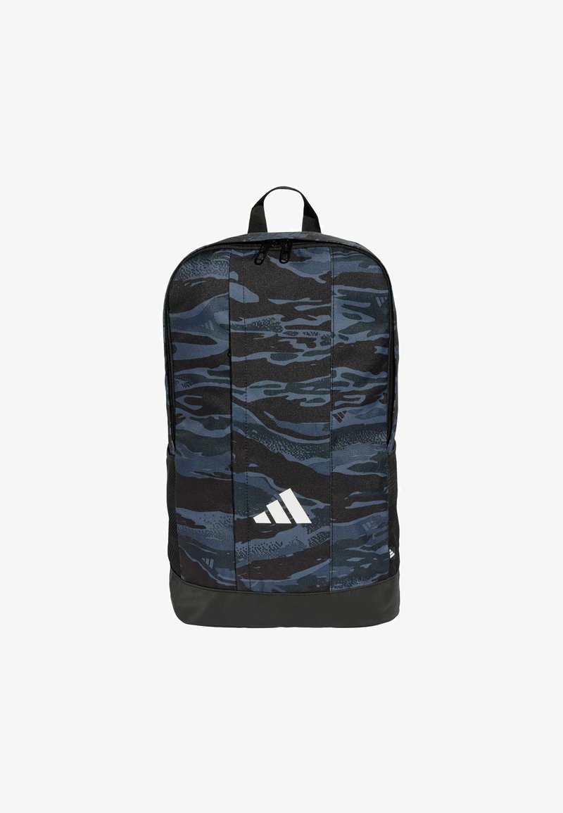 Mochila con un patrón de camuflaje negro y azul oscuro, fabricada con tela durable, con un logo blanco, dos cremalleras y un mango superior.