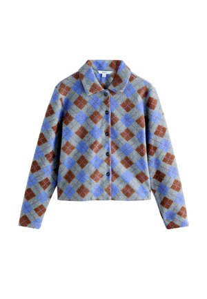 Jachetă cu nasturi, cu un model argyle în nuanțe de albastru, maroniu și gri, mâneci lungi și guler clasic, așezată pe un fundal alb.