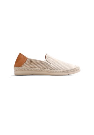 Espadrille beige et blanche rayée, sans lacets, avec un patch en cuir marron clair au talon et une semelle intermédiaire en jute tissée sur une semelle en caoutchouc beige clair.