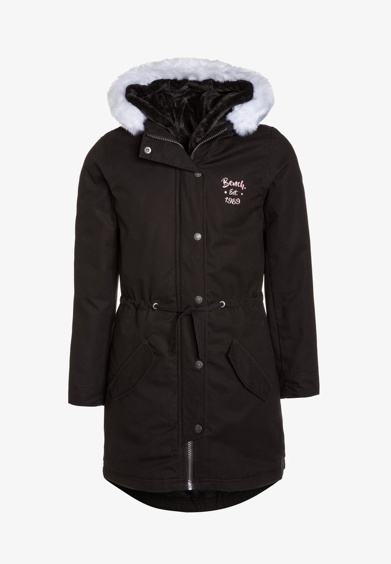 Parka noire mi-longue avec bordure de capuche en fausse fourrure blanche, fermeture éclair et boutons-pression à l'avant, cordon de serrage à la taille, poches latérales, et logo "Bench Est. 1989" sur la poitrine.