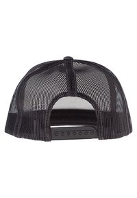 Crna mrežasta trucker kapa s čvrstim prednjim dijelom od tkanine. Ima podešavanje s plastičnom kopčom i otvore za ventilaciju u mreži.
