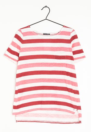 Rot- und pink gestreiftes T-Shirt; kurze Ärmel, abgerundeter Ausschnitt, Brusttasche links, leichte Seitenschlitze am Saum, leichter Stoff.