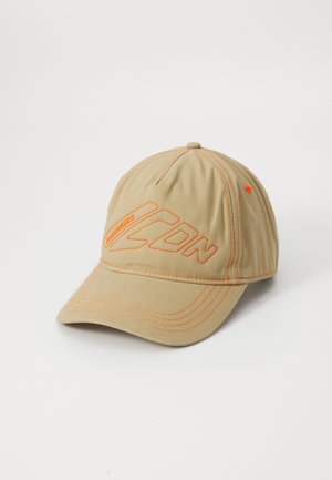 Cappello beige con cuciture e logo arancione. Presenta una visiera curva e una parte posteriore regolabile. Il materiale sembra testurizzato, adatto per un abbigliamento casual.