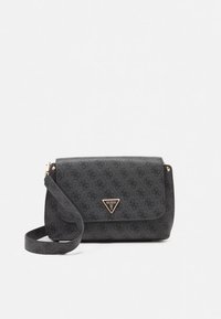 Čierna syntetická crossbody taška s vzorovaným povrchom, kovaniami v zlatej farbe, magnetickým zatváraním na záklopku a nastaviteľným popruhom. Obsahuje detail s logom.