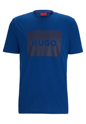 Blaues Baumwoll-T-Shirt mit einem rechteckigen marineblauen Design und "HUGO" in fetten Buchstaben. Klassischer Rundhalsausschnitt und kurze Ärmel. Glatte Textur.