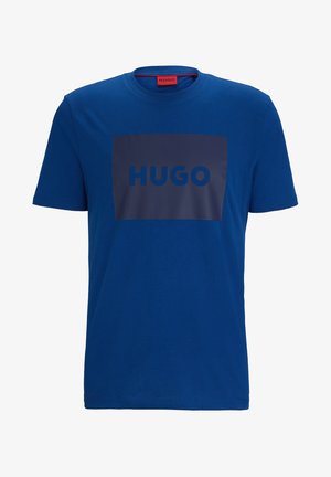 T-shirt en coton bleu avec un design rectangulaire marine et "HUGO" en lettres majuscules. Encolure classique et manches courtes. Texture lisse.