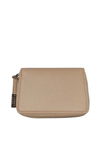 Portafoglio in pelle beige con superficie texture, chiusura zip e un piccolo tag in metallo con logo. Forma rettangolare e design compatto.