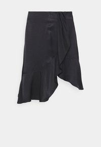 Jupe noire en satin, avec un ourlet froncé et des détails froncés à la taille pour une silhouette fluide.