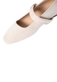 Scarpa Mary Jane beige con tomaia in tessuto morbido, punta quadrata e una sola cinghia con un accento dorato circolare. Interno liscio.