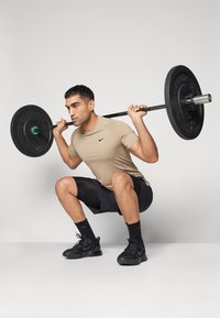 Nike Performance FLEX - T-skjorte til trening - khaki/black