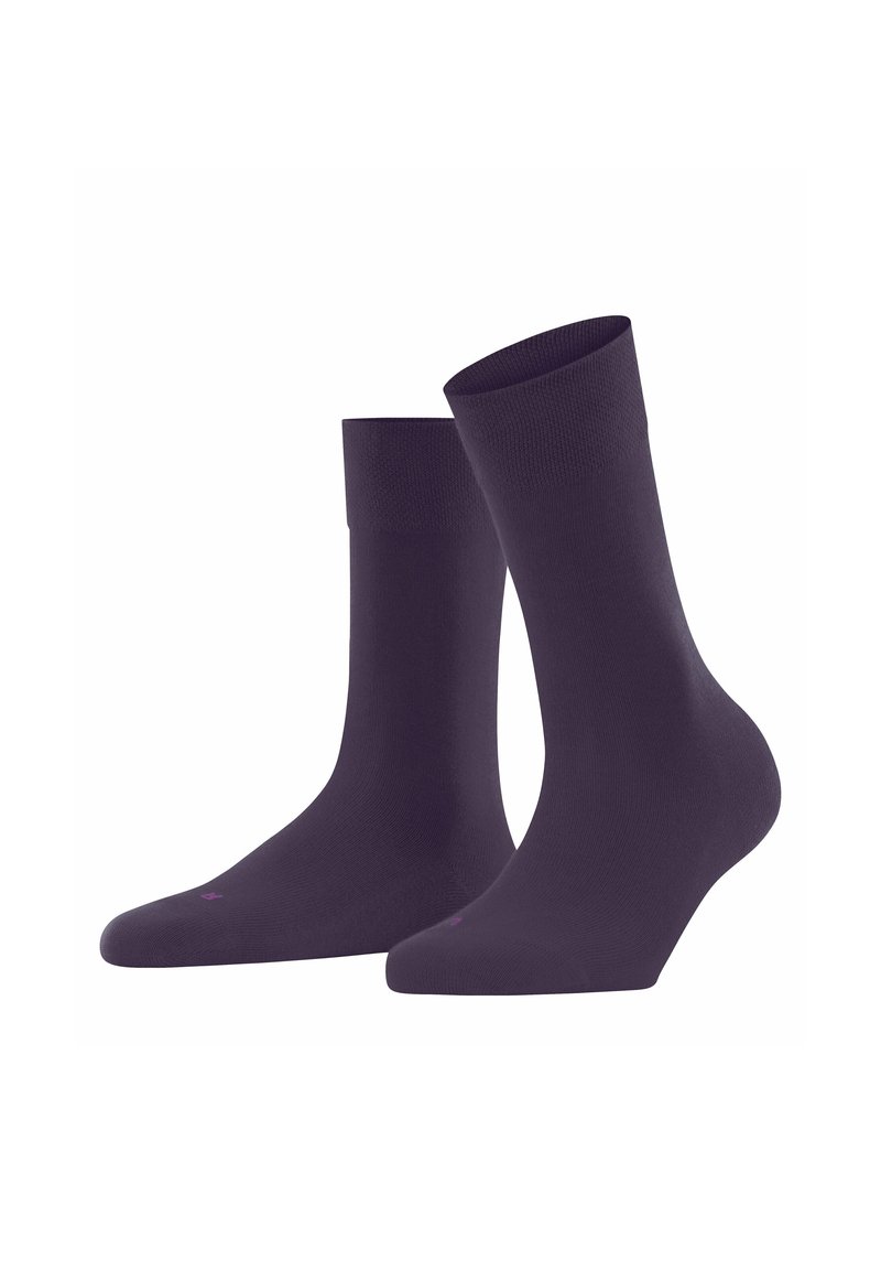 Ciemnofioletowe skarpetki o gładkiej teksturze, długości do połowy łydki, z ribbowanym mankietem. Subtelny detal z logo po boku.