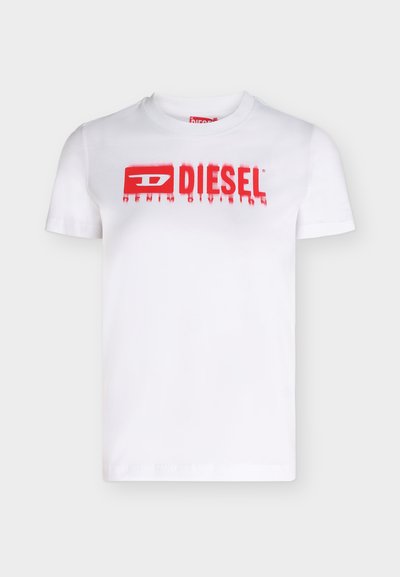 Бяла тениска с къси ръкави с червен лого на Diesel и текст "DENIM DIVISION" в центъра отпред.